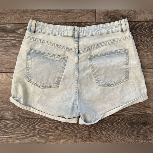 Refuge  Denim Mom Shorts Size 7 Jeans Acid Wash Light Cuff Zip Closure - Picture 6 of 8